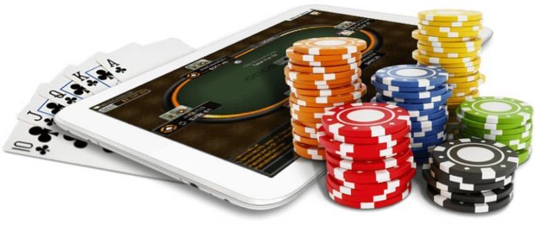 Platta med casinospel omgiven av spelkort och spelpolletter